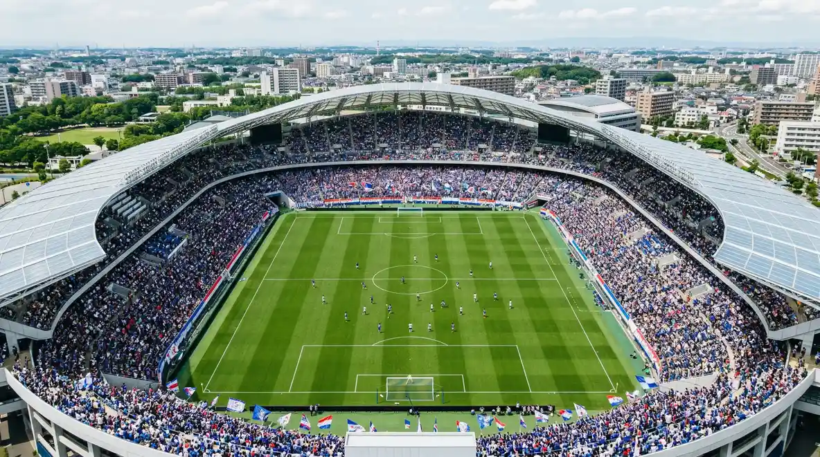 Nissan Stadium de Yokohama lleno de aficionados durante un partido de la J-League