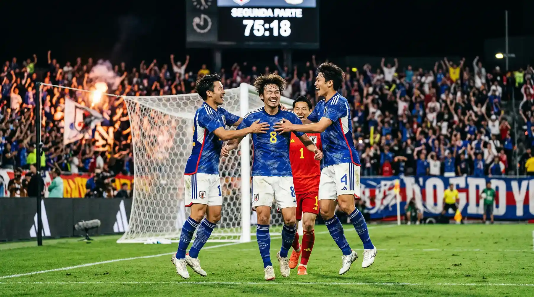 Jugadores de J-League celebrando gol en el segundo tiempo de un partido nocturno