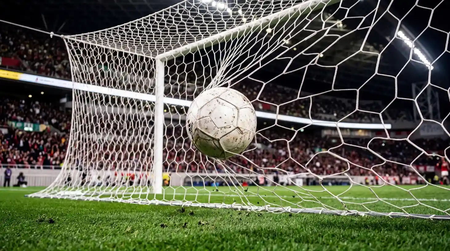 Balón de fútbol en la red de una portería durante un partido de la J-League
